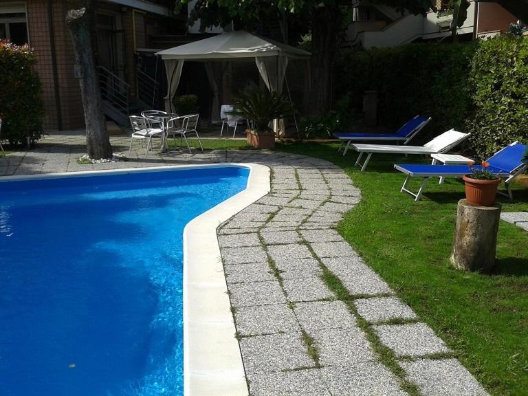 Hotel Casa Rossa Монтекатини-Терме Экстерьер фото